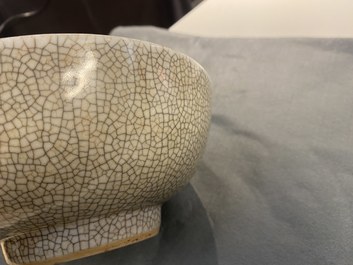 Un bol en porcelaine de Chine de type ge &agrave; &eacute;mail craquel&eacute;, Yongzheng/Qianlong